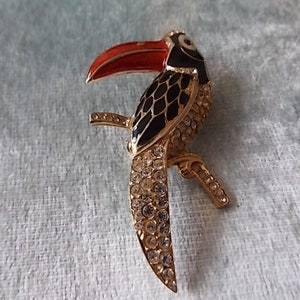 Broche Toucan/ara En émail Et Strass - Épingle Ou Pendentif, Anime, Neuf Sans Emballage