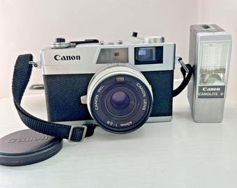Cámara de película Canon Canonet 28 de 35 mm antigua con flash Canolite D en funcionamiento