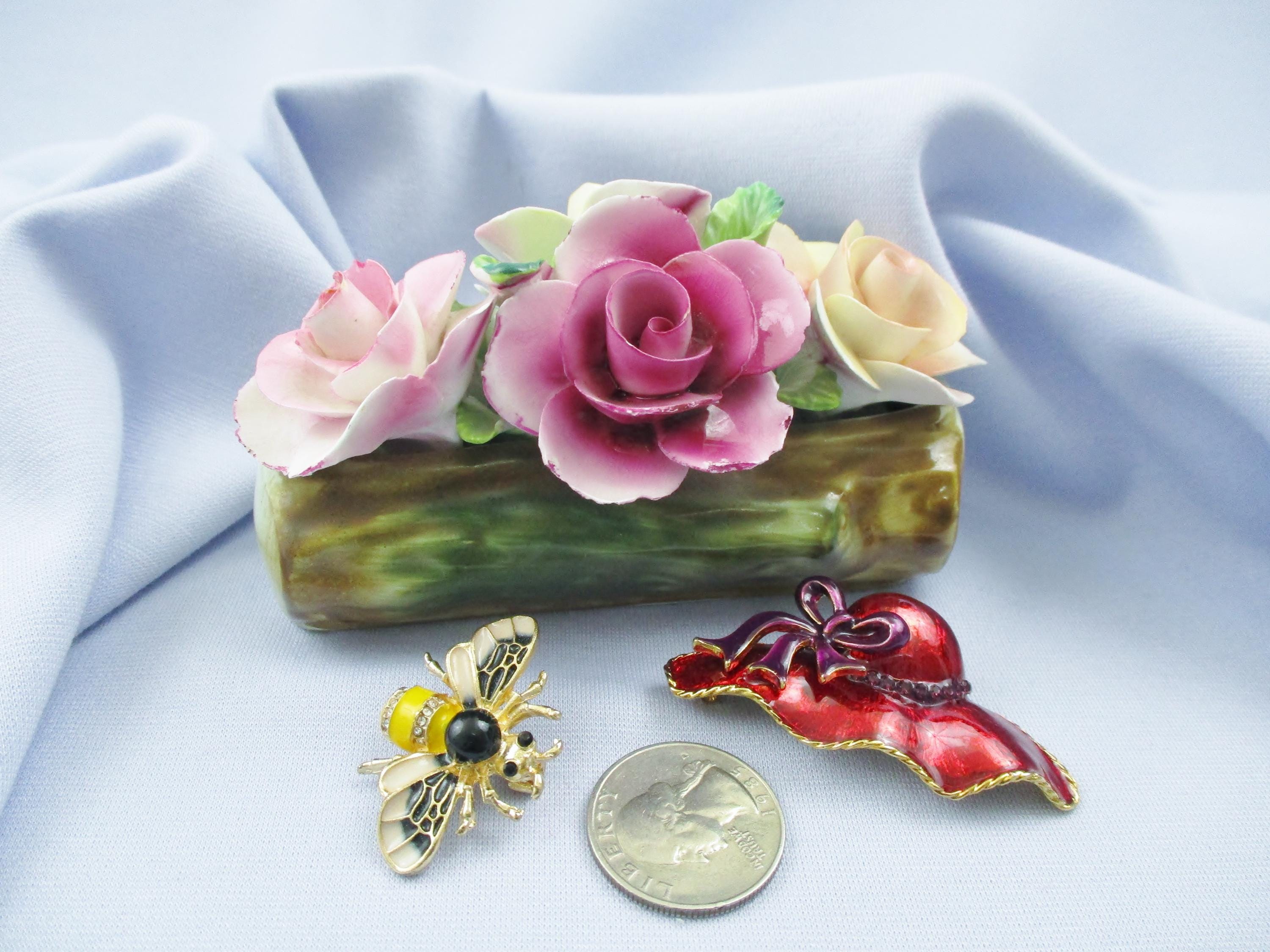 赤い帽子のブローチ ラインストーン エナメルの花とリボン #10 - Etsy 日本