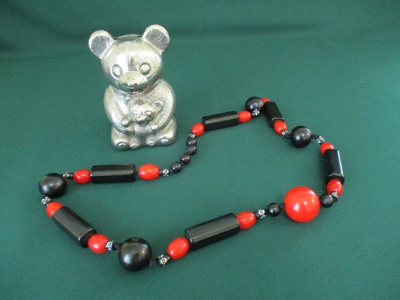 Vintage Bakelite Chunky Black and Red Necklace - image 4