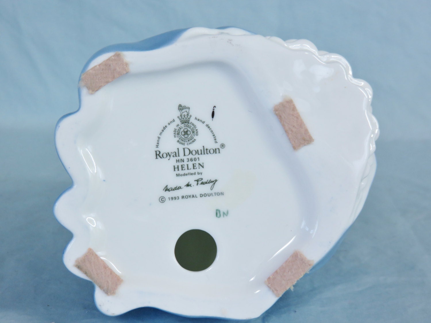 ロイヤルドルトン 『HELEN』 HN 3601 フィギュリン 陶器人形