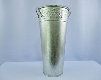 YARDWE Galvanized Vase Rustic Flower Pot Indoor Flower Vase Vintage Jug Metal Milk Can Bucket Pail Pot Planter Rustic Container with Handle for Wedding Party Home Decor Grey YARDWE Galvanized Vase Rustic Flower Pot Indoor Flower Vase Vintage Jug Metal Milk Can Bucket Pail Pot Planter Rustic Container with Handle for Wedding Party Home Decor Grey