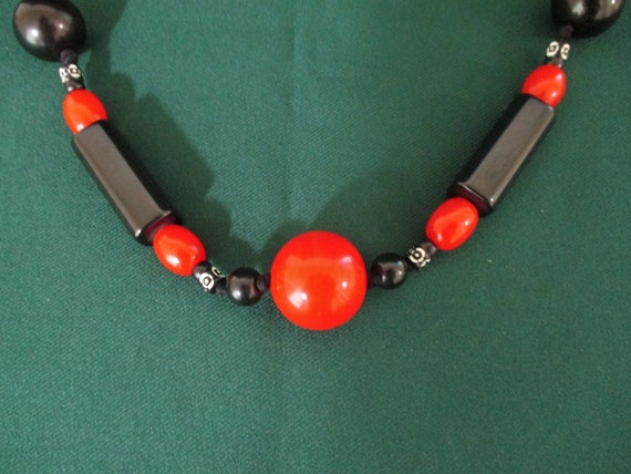 Vintage Bakelite Chunky Black and Red Necklace - image 2