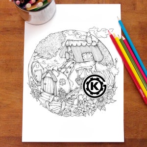 Puede incluir: Un dibujo en blanco y negro de una casa de ensueño con una chimenea, rodeada de flores y árboles. La casa tiene un techo de paja y una pequeña ventana. El dibujo está en un círculo y tiene un símbolo de copyright con la letra "K" dentro.
