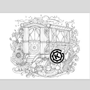 Puede incluir: Un dibujo en blanco y negro de una caravana gitana caprichosa y adornada con un diseño de herradura y luna. La caravana está rodeada de flores y follaje, incluyendo girasoles, rosas y enredaderas.