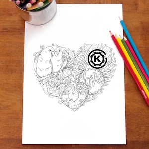 Könnte beinhalten: Eine Schwarzweiß-Zeichnung eines Herzens mit zwei Vögeln, die auf einem Ast im Herzen sitzen. Das Herz ist von Blumen und Blättern umgeben. Das Wort "love" ist in das Herz geschrieben. Im Herzen befindet sich ein kreisförmiges Logo mit dem Buchstaben "K".