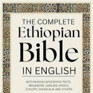 Könnte beinhalten: Die vollständige äthiopische Bibel auf Englisch. Das Buchcover ist cremefarben mit schwarzem Text. Der Titel ist prominent dargestellt, mit den Worten "THE COMPLETE Ethiopian Bible IN ENGLISH" in einer fetten Serifen-Schrift. Dekorativer Rand.