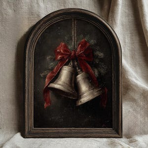 Puede incluir: Pintura enmarcada de dos campanas plateadas con una cinta roja y ramas de pino. Las campanas cuelgan sobre un fondo oscuro dentro de un marco arqueado marrón oscuro, evocando un estilo vintage.