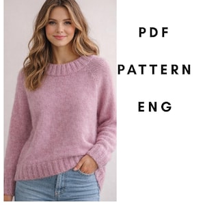 Könnte beinhalten: Ein hellrosa Pullover mit Rundhalsausschnitt und langen Ärmeln. Der Pullover hat gerippte Details an den Bündchen und am Halsausschnitt. Der Text "PDF PATTERN ENG" wird in Schwarz auf weißem Hintergrund angezeigt.