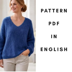 Może przedstawiać: Niebieski sweter z dekoltem w serek, długimi rękawami i puszystą fakturą, zestawiony z jasnymi spodniami. Obraz zawiera tekst PATTERN PDF IN ENGLISH, wskazujący na cyfrowy dokument do robienia na drutach lub szydełku tego wzoru odzieży.