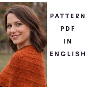 Może przedstawiać: Pomarańczowy dziergany szal jest zarzucony na ramiona osoby. Tekst "PATTERN PDF IN ENGLISH" jest wyświetlany ciemnofioletową czcionką. Szal ma teksturowany, żebrowany wzór.