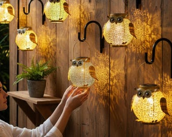 Verspielte, solarbetriebene Hängeleuchten, die jedem Außenbereich ein warmes, goldenes Licht, magischen Charme und eine gemütliche Atmosphäre verleihen