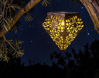 Farol solar vintage de metal con diseño floral recortado para jardín, decoración de patio exterior, regalo de inauguración de la casa, acento de verano de Pascua