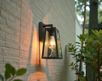 Eine moderne schwarze Außenwandlaterne, die klassischen Charme, zeitgemäßes Design und warmes, einladendes Licht für jedes Zuhause vereint