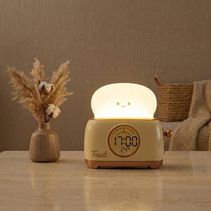 Reloj despertador con luz nocturna Kawaii Toast, linda lámpara de mesita de noche, reloj digital LED, decoración estética para la habitación, regalo para niños y adolescentes, regalo de cumpleaños.