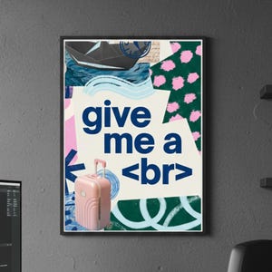 Könnte beinhalten: Ein gerahmter Kunstdruck mit den Worten "give me a <br>" in Marineblau, mit einer rosa Kofferillustration. Der Hintergrund zeigt abstrakte Formen in Blau, Rosa und Grün. Der Druck wird in einer modernen Büroumgebung angezeigt.