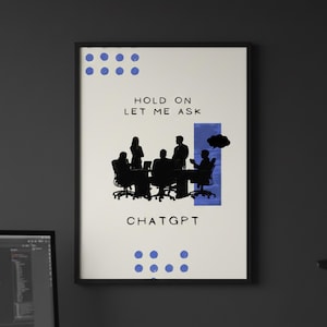 Może przedstawiać: Oprawiony wydruk artystyczny o minimalistycznym designie. Grafika przedstawia czarną sylwetkę spotkania przy stole z napisem "HOLD ON LET ME ASK CHATGPT". Niebieskie wzory w kropki i niebieski prostokąt akcentują białe tło.