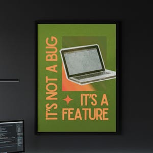 Könnte beinhalten: Ein gerahmtes Poster mit grünem Hintergrund und dem Text "IT'S NOT A BUG IT'S A FEATURE" in Orange und Weiß. Eine Laptop-Grafik befindet sich in der Mitte. Das Poster ist in einem schwarzen Rahmen.