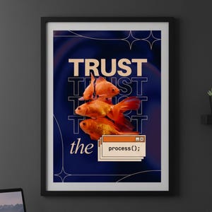 Puede incluir: Impresión artística enmarcada con tres peces dorados naranjas frente a un fondo azul oscuro. El texto dice "TRUST the process();". La impresión tiene un borde blanco y un marco negro. El texto "tech * bloom" está en la esquina inferior derecha.
