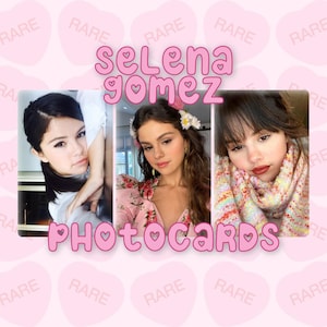 Peut inclure: Un ensemble de trois cartes photo rectangulaires présentant des portraits de Selena Gomez. Le texte en haut indique SELENA GOMEZ et le texte en bas indique PHOTOCARDS en lettres roses. Le fond est rose clair avec des cœurs répétés.