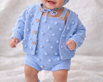 Ensemble bleu pour bébé tricoté à la main — ensemble en coton 4 pièces, cardigan, barboteuse, bonnet et chaussons