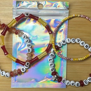 Conjunto de pulseras "Invading Cells, Give 'Em Hell (I Will Be Well)" (4; rojo/amarillo)
