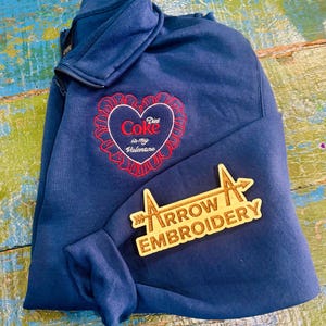 Besticktes Cola Valentinstag 1/4 Zip Sweatshirt