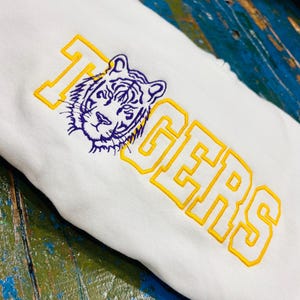 Tigers Mascot Bold Varsity Broderad Tröja med Kvarts Dragkedja: LSU Louisiana State University