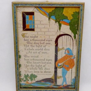 Könnte beinhalten: Gerahmtes Vintage-Kunstwerk mit einem Gedicht und einer mittelalterlichen Illustration. Das Kunstwerk zeigt eine Figur, die eine Laute spielt, ein Fenster und eine Holztür. Der Text lautet "The night has a thousand eyes..."