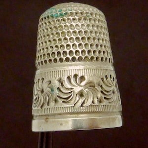Vintage 800 Silver Thimble Ornate Bottom 27145