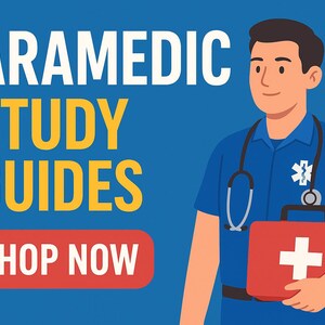 Può includere: Illustrazione promozionale per guide allo studio per paramedici. L'immagine presenta una persona in uniforme blu con uno stetoscopio e un kit medico rosso. Il testo include "PARAMEDIC STUDY GUIDES" e "SHOP NOW" su sfondo blu.