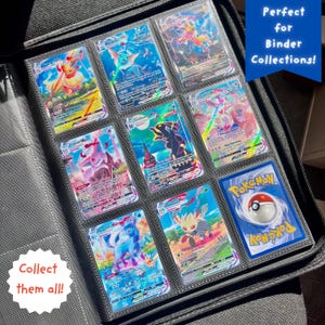 Puede incluir: Un archivador negro lleno de coloridas cartas coleccionables. Las cartas presentan varios personajes y también se ve el texto "Collect them all!" y "Perfect for Binder Collections!".
