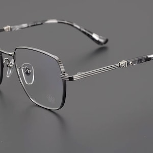 Puede incluir: Una taza de cer&aacute;mica blanca con un asa negra y el texto "But First, Coffee" en negro, en negrita. La taza est&aacute; sobre una superficie blanca.