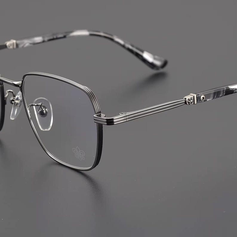 Puede incluir: Una taza de cer&aacute;mica blanca con un asa negra y el texto "But First, Coffee" en negro, en negrita. La taza est&aacute; sobre una superficie blanca.