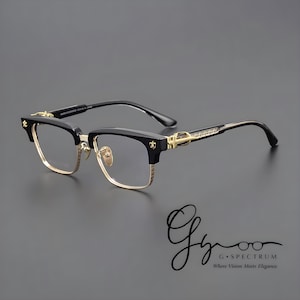 Peut inclure: Lunettes à monture carrée noires et dorées. Les lunettes présentent des détails dorés sur les branches et les charnières, avec une monture supérieure noire. Les verres sont clairs et le style général est classique et élégant. Le logo de la marque est visible.