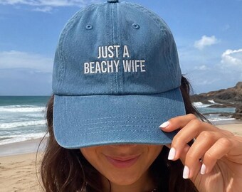 Grappige vrouwenhoed | Gepersonaliseerde strandvakantiehoed | Just A Beachy Wife | Geborduurde denim baseballpet