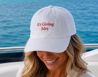It's Giving Mrs Hat | Geborduurde bruidspet | Verlovingscadeau | Vrijgezellenmuts | Huwelijksreishoed | Future Mrs Hat | Bruidsdouchecadeau