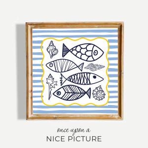 Può includere: Stampa artistica incorniciata con illustrazioni fantasiose di pesci e conchiglie in nero su sfondo bianco. L'opera d'arte è ambientata su uno sfondo a righe blu e bianche, incorniciata in una cornice di legno dorato. Il testo "once upon a NICE PICTURE" è in basso.