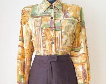 Camisa vintage con estampado egipcio de faraones y jeroglíficos.