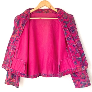 Vintage 80s Cropped Pink Velvet Blazer with a Floral Pattern, Statement Jacket in Size M image 9