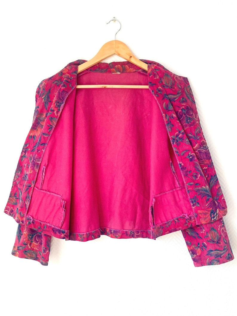 Vintage 80s Cropped Pink Velvet Blazer with a Floral Pattern, Statement Jacket in Size M image 9