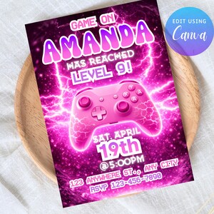 Op de afbeelding: Een roze en paarse verjaardagsuitnodiging met de tekst "GAME ON AMANDA HAS REACHED LEVEL 9!" en een roze gamecontroller-afbeelding. De uitnodiging bevat de datum, tijd en RSVP-informatie.