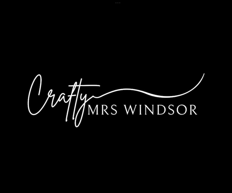 以下が含まれることがあります： 黒い背景に白いCrafty Mrs Windsorのロゴ。 「Crafty」の文字は流れるような筆記体で、「Mrs Windsor」はより標準的なフォントです。 曲がった線が単語の上にあります。