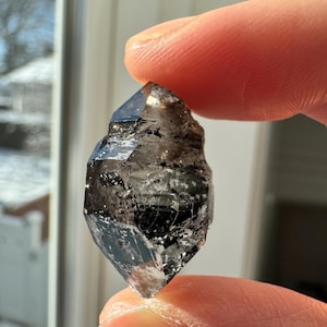 Herkimer-stil diamantkvarts med svart kolkvicksand och regnbågsblixtar