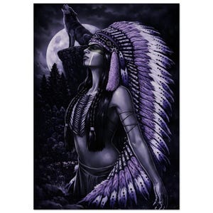 Könnte beinhalten: Digitaldruck einer indigenen Frau mit einem lila-weißen Federkopfschmuck, die zum Mond aufblickt. Ein Wolf heult auf einem Felsen im Hintergrund. Das Kunstwerk ist in Lila- und Schwarztönen gehalten.
