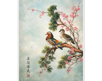 Op de afbeelding: Een ingelijste print met twee mandarijneenden op een tak met roze bloesems en groene bladeren. De mannelijke eend heeft een levendig oranje, groen en blauw verenkleed. De achtergrond is een zacht, bewolkt blauw.