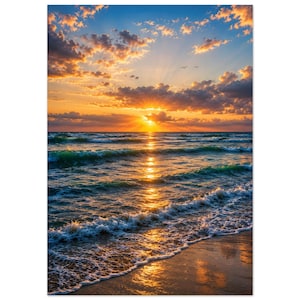 Peut inclure: Une photographie verticale de paysage montrant un coucher de soleil sur l'océan. Le soleil bas sur l'horizon projette une lumière dorée sur les vagues et le sable mouillé. Des nuages légers sont teintés d'orange et deux oiseaux volent au loin.