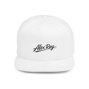 Op de afbeelding: Een witte baseballcap met een platte klep. De cap heeft de tekst "Alex Ray" in zwart schrift over de voorkant. Een klassiek, casual accessoire.