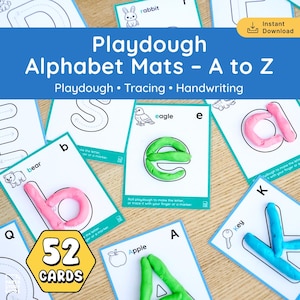 Op de afbeelding: Klei alfabetkaarten met letters A tot Z, voor het traceren en handschrift. De afbeelding toont kaarten met klei letters, waaronder een roze "b" en een groene "e". De set bevat 52 kaarten, met illustraties van een konijn, beer en adelaar.