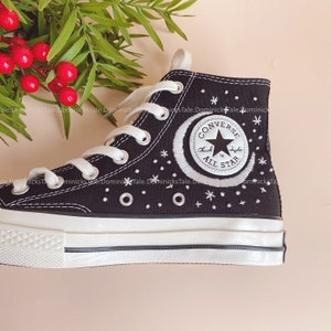 Personnalisé brodé à la main ronde lune Converse broderie lune étoile Converse Chuck Taylor All Star années 1970 cadeaux personnalisés pour elle